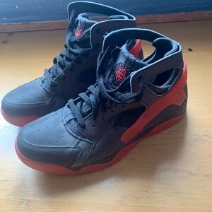 Gorgeous Rare Vintage Black and Red Huarache Sneakers Like New SZ 11.5